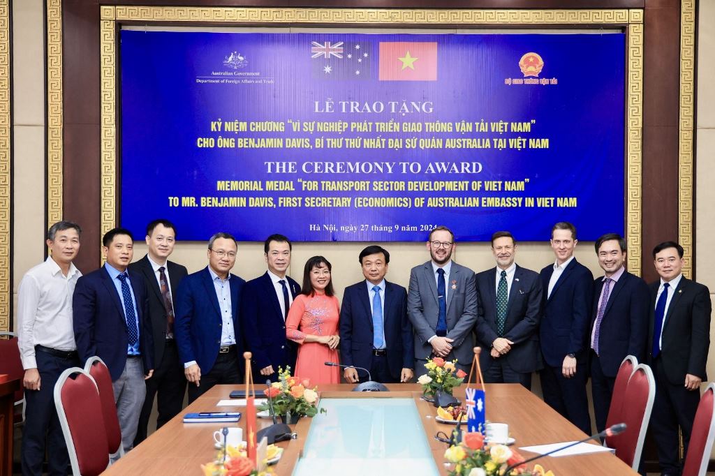 Bộ GTVT tặng Kỷ niệm chương vì sự nghiệp phát triển GTVT cho Bí thư thứ nhất Đại sứ quán Australia